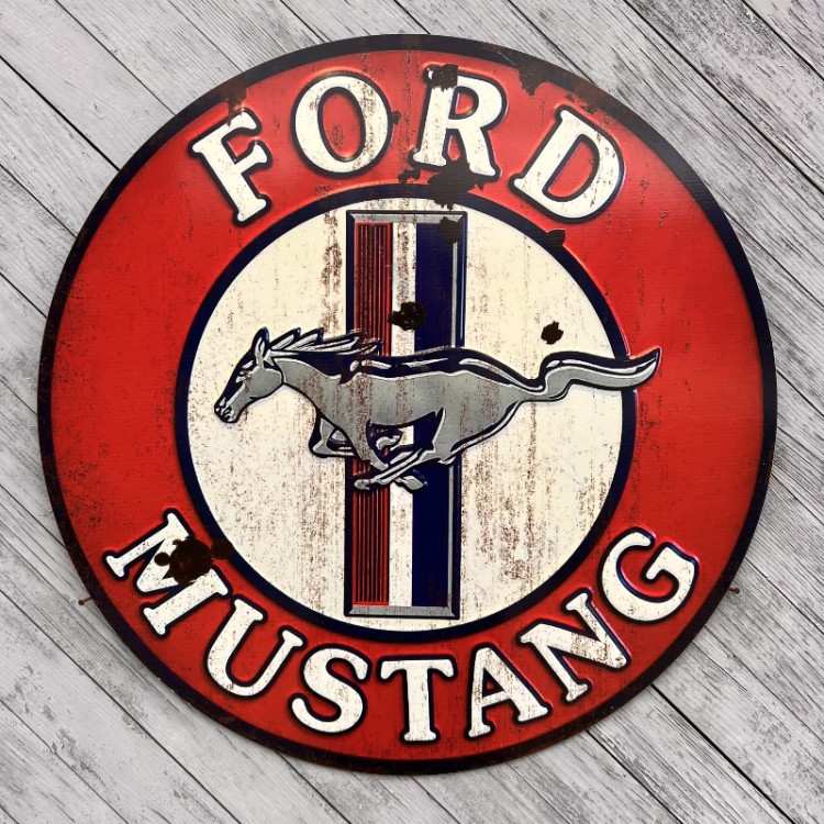 Plaque publicitaire Ford Mustang rouillée.
